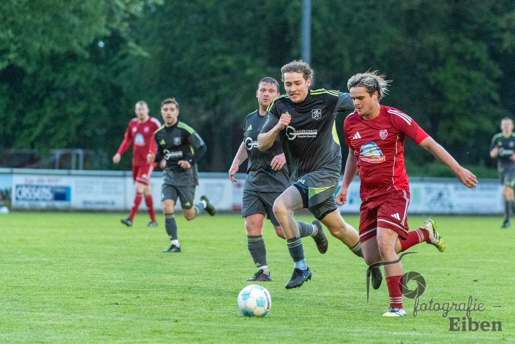 SV Eintracht Wiefelstede-TSV Abbehausen | Bezirksliga Herren; SV Eintracht Wiefelstede (rot)-TSV Abbehausen (grau) am 13.05.2026 in Wiefelstede (Sportanlage), Photo: Philip Eiben 2026 - Realisiert mit Pictrs.com
