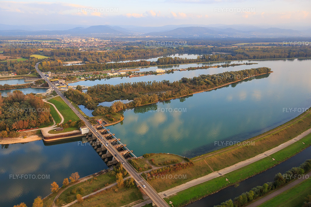 Aerial view: Iffezheim Rhine lock with bridge to France in Beinheim in the state Bas-Rhin, France. – Photo: IMG_074415.jpg taken on 10/04/2014 by Werner Riehm/FLY-FOTO.com – Resolution of the original: 5472 x 3648 px – WSA Oberrhein Schleuse Iffezheim