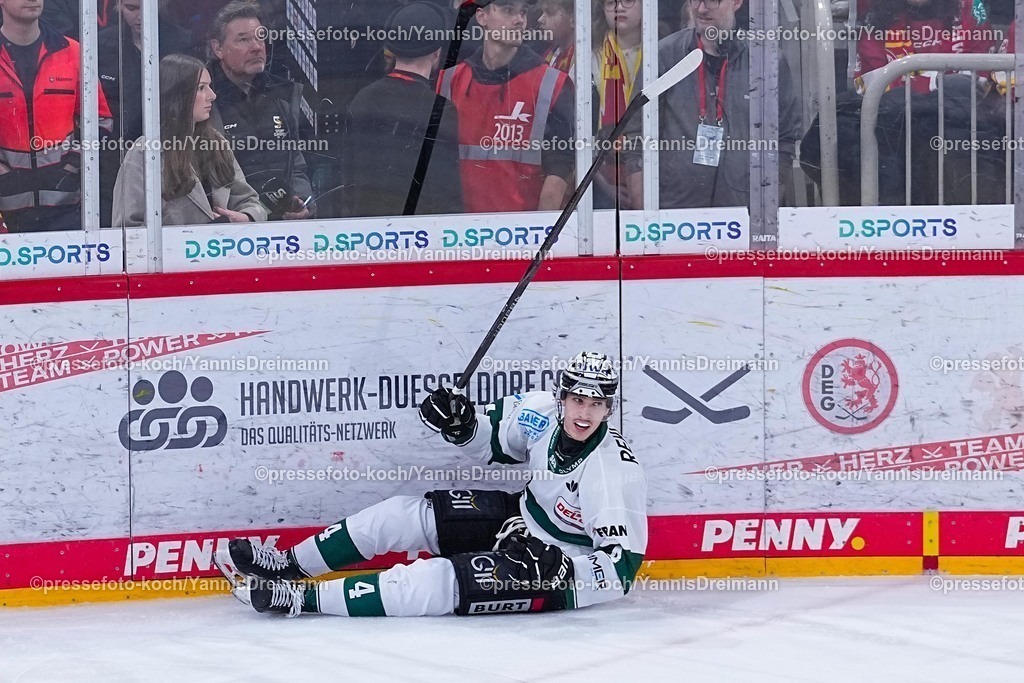 xYDRx12122501046 | 12.12.2025, xydrx, Eishockey, DEL2, Düsseldorfer EG - Bietigheim Steelers, PSD Bank Dome Düsseldorf: Torjubel nach dem Tor zum 4:1 für die Bietigheim Steelers durch Torschütze Joshua Rust (Bietigheim Steelers #4) Photo: xYannisxDreimannxPressefotoKochx