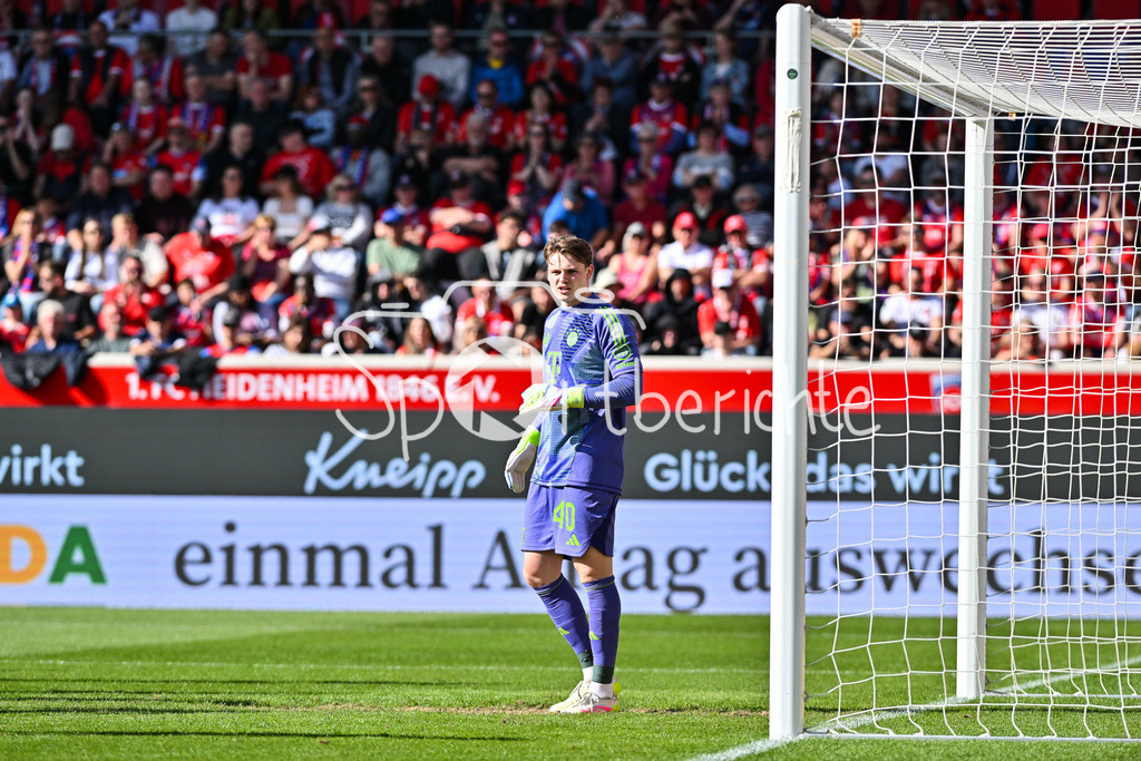 1. FC Heidenheim - FC Bayern München | im Bild Jonas Kurt URBIG (FC Bayern Muenchen 40) / Einzelfoto / Freisteller / Bundesliga: 1. FC Heidenheim - FC Bayern Muenchen, Voith Arena am 19.04.2025