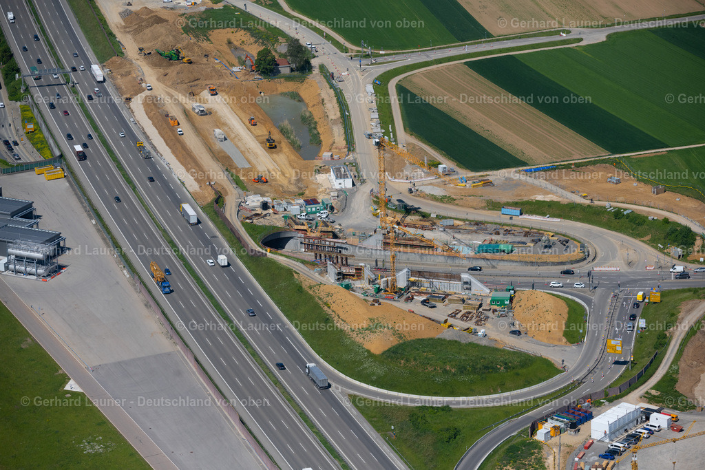 4045731 | STUTTGART 31.05.2021 Neubau- und Umbau- Baustelle der Streckenführung und Fahrspuren im Verlauf der Autobahn- Abfahrt und Zufahrt der BAB A8 in Zuge des Baus des Flughafentunnel im Ortsteil Plieningen in Stuttgart im Bundesland Baden-Württemberg, Deutschland. Im Rahmen des Umbaus der Anschlussstelle Plieningen werden neue Aus- und Einfahrrampen mit Unterfahrung der Neubaustrecke gebaut. Weiterführende Informationen bei: CDM Smith Consult GmbH,  Die Autobahn GmbH des Bundes,  Ed. Züblin AG,  STRABAG AG. // Construction site of routing and traffic lanes during the highway exit and access the motorway A 8 in the district Plieningen in Stuttgart in the state Baden-Wuerttemberg, Germany. Further information at: CDM Smith Consult GmbH,  Die Autobahn GmbH des Bundes,  Ed. Zueblin AG,  STRABAG AG. Foto: Gerhard Launer