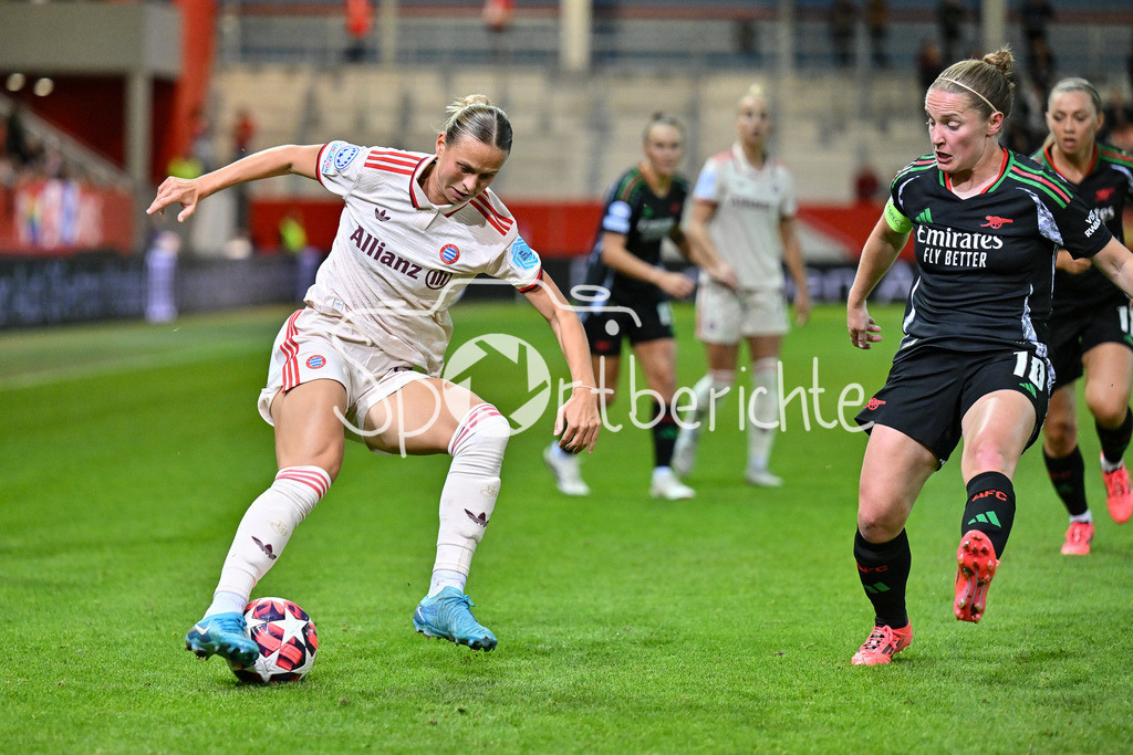 FC Bayern München Frauen - Arsenal London Frauen | im duell Klara BUEHL (FCB #17) und Kim LITTLE (Arsenal London Frauen #10) / Zweikampf / UEFA Womens Champions League: FC Bayern München Frauen - Arsenal London Frauen, FC Bayern Campus am 09.10.2024