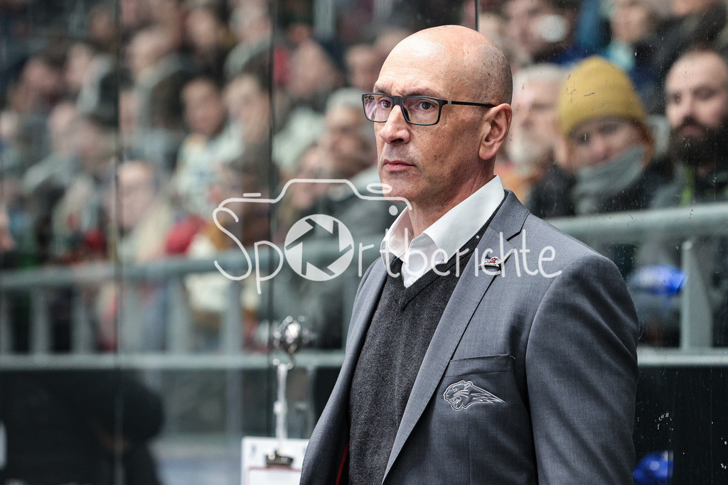Augsburger Panther - Loewen Frankfurt | Panther CO-Trainer Derek MAYER in Aktion