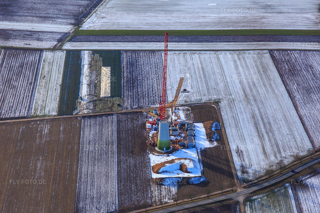 Luftbild: Mastmontage bei einem Windrad des Hatzenbühler Windparks im Winter bei Schnee in Hatzenbühl im Bundesland Rheinland-Pfalz in Deutschland. Foto: IMG_096280.jpg vom 15.01.2017 durch Werner Riehm/FLY-FOTO.de