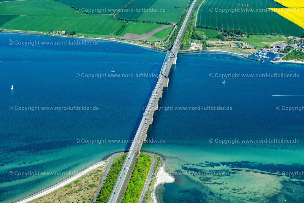 Fehmarn_Fehmarnsundbrücke_ELS_4657150522 | FEHMARN 15.05.2022 Blick auf die kombinierte Straßen- und Eisebahnbrücke Fehmarnsundbrücke, der Fehmarnsundquerung zwischen Fehmarn und dem Festland bei Großenbrode in Schleswig-Holstein. // Fehmarn Sund bridge between Fehmarn and the mainland at Grossenbrode in Schleswig-Holstein. Foto: Martin Elsen