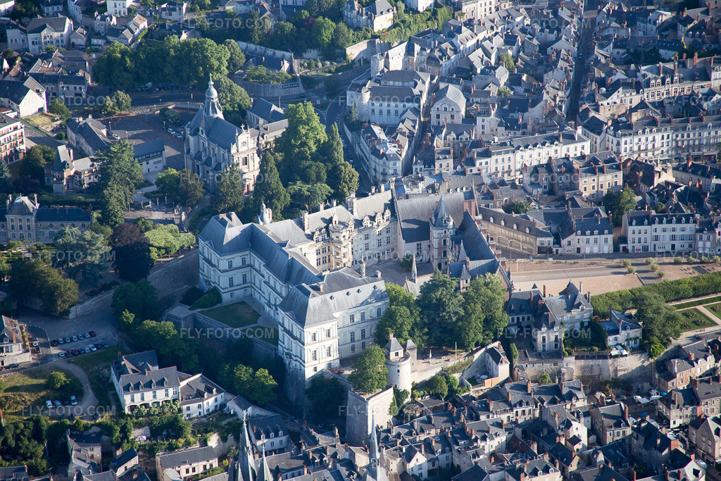 Aerial view: View of the town in Blois in the state Loir et Cher, France. – Photo: IMG_082041.jpg taken on 06/20/2015 by Werner Riehm/FLY-FOTO.com – Resolution of the original: 5472 x 3648 px