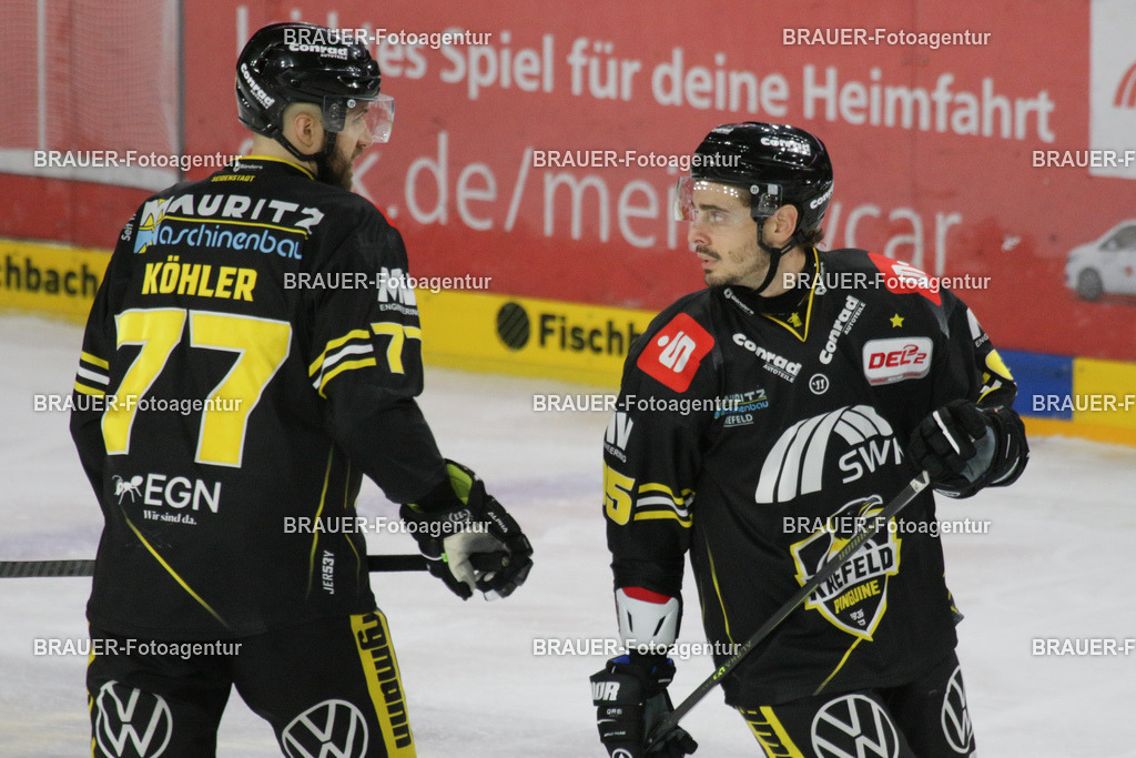 02.11.2025: DEL2  Krefeld Pinguine - Eispiraten Crimmitschau | Krefeld, Deutschland, 02.11.2025: Mathew Santos und Mick Köhler (Krefeld Pinguine)schauen während des DEL2-Spiels zwischen Krefeld Pinguine - Eispiraten Crimmitschau am 02.11. 2025 in der Yayla-Arena in Krefeld, Deutschland. (Foto Ralph Görtz / Brauer-Fotoagentur)
