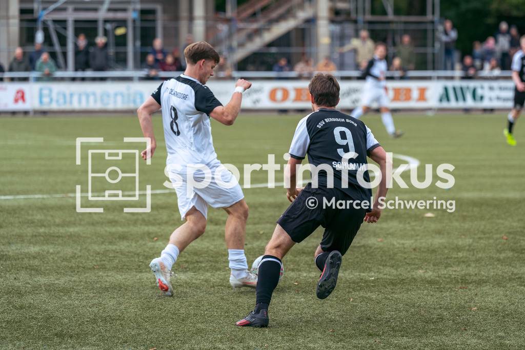 TSV 05 Ronsdorf – SSV Bergisch Born II | Max Claudius Zymla (8, TSV 05 Ronsdorf) gegen Fynn Elias Schlamm (9, SSV Bergisch Born II). Bezirksliga Niederrhein, Gruppe 2: TSV 05 Ronsdorf gegen SSV Bergisch Born II, Wuppertal, 11.10.2026. Endstand: 3:1. sportimfokus / Marcel Schwering - Realisiert mit Pictrs.com