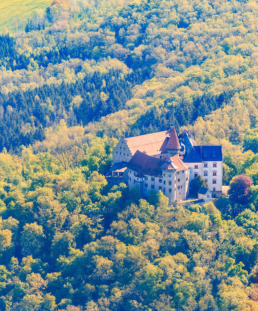 Luftbild: Deutsches Burgenmuseum Veste Heldburg mit Burgrestaurant, Cafe, Hochzeitslocation und Burgkapelle - Fränkische Leuchte in Heldburg im Bundesland Thüringen in Deutschland.Foto: IMG_155238.jpg vom 02.05.2026 durch Werner Riehm/FLY-FOTO.deAuflösung des Originals: 2779 x 3343 pxDeutsches Burgenmuseum - Faszination BurgWWW.RESTAURANT-VESTE-HELDBURG.DEWWW.EKMD.DE