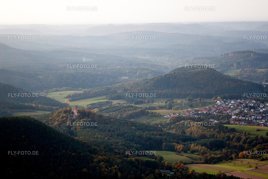 Ortsansicht | Luftbild: Ortsansicht in Busenberg im Bundesland Rheinland-Pfalz in Deutschland. Foto: IMG_53916.jpg vom 20.10.2012 durch Werner Riehm/FLY-FOTO.de - Realisiert mit Pictrs.com