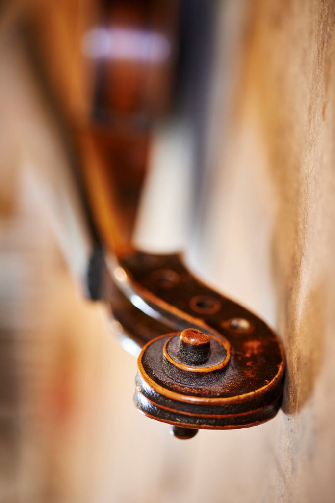 Geigenbau Rainer | Wien, Austria - May 08, 2017: Geigenbau Rainer; Detail einer Geige. - Realisiert mit Pictrs.com