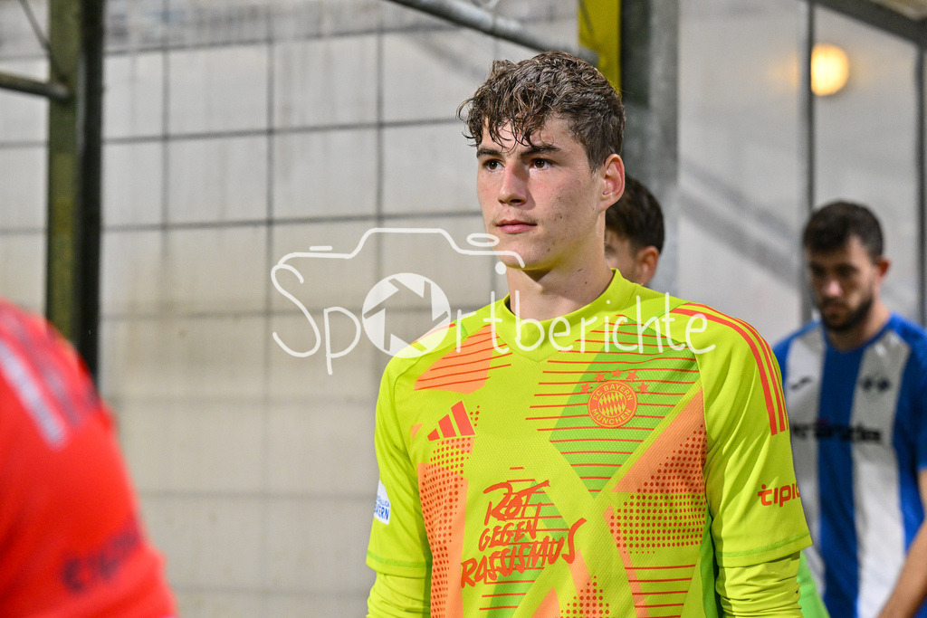 FC Bayern Amateure - FV Illertissen | Im Bild Max SCHMITT (FC Bayern München II #1) beim einlaufen / Einzelfoto / Freisteller