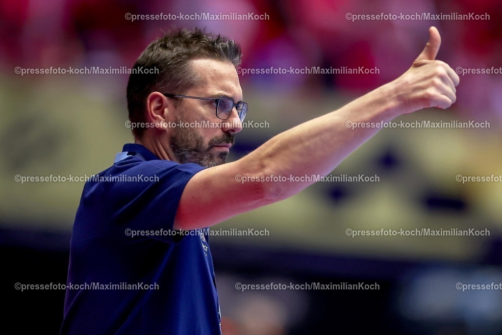 EHF24012601102 | 24.01.2026, Handball, Men's EHF EURO 2026, Frankreich - Portugal, Jyske Bank Boxen in Herning, Dänemark, Main Round: Headcoach Guillaume Gille (France #hc) gestikulierend am Spielfeldrand  