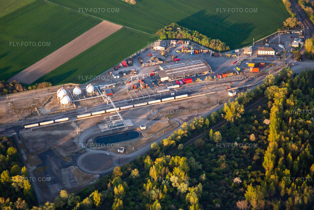 Aerial view: Compressor station and pumping station for natural gas of Rhone Gaz in Herrlisheim in the state Bas-Rhin, France.Photo: IMG_126540.jpg taken on 04/25/2021 by Werner Riehm/FLY-FOTO.comResolution of the original: 5472 x 3648 px