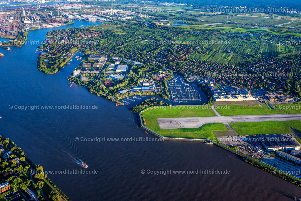Hamburg_Finkenwerder_Airbus_Gewerbegebiet_ELS_3149090823 | HAMBURG 21.08.2023 Airbus Produktionsgelände und Werksflughafen Finkenwerder in Hamburg. Auf dem ehemaligen Gelände der Hamburger Flugzeugbau - am Elbeufer auf der Halbinsel Finkenwerder -  befindet sich ein Airbus-Werk mit eigenem Werksflughafen. Weiterführende Informationen bei: Airbus SE. // Airbus works and airport of Finkenwerder in Hamburg in Germany. The former Hamburger Flugzeugbau works  - on the Finkenwerder Peninsula on the riverbank of the Elbe - include an Airbus production site with an airplane. Several Airbus planes and models are being constructed here. Further information at: Airbus SE. Foto: Martin Elsen