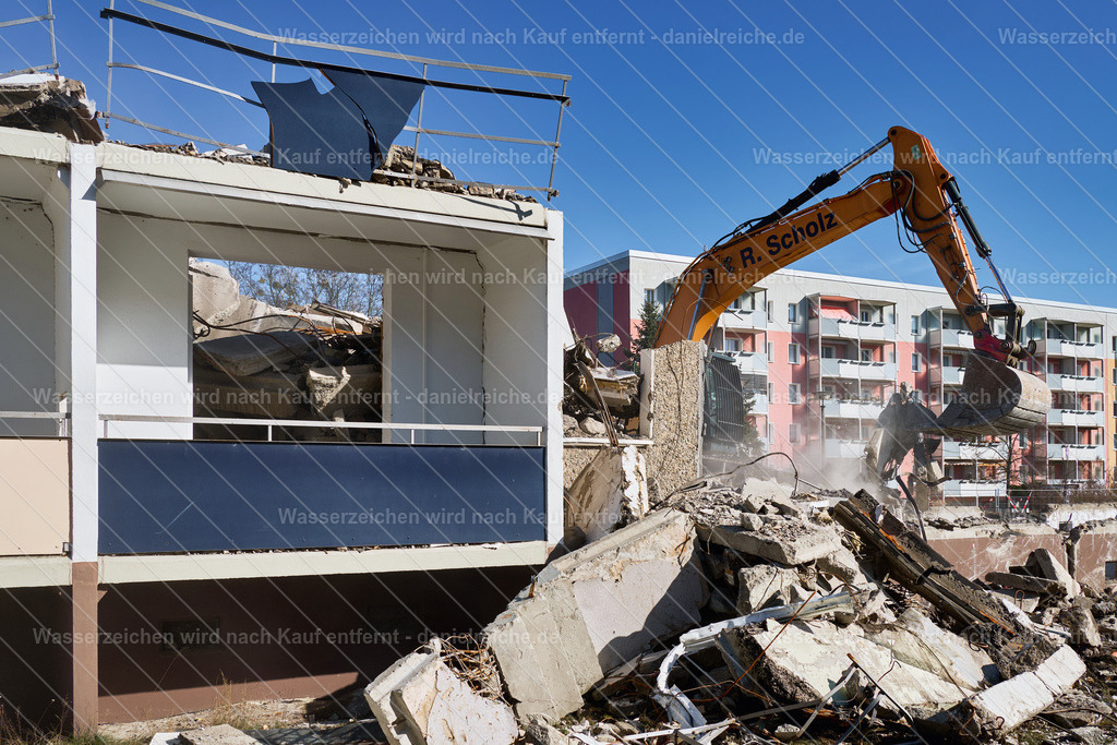 Abriss des Wohnblocks Ratzener Straße 25–29im Wohnkomplex VIII in Hoyerswerda am 25. Februar 2026 | Abriss des Wohnblocks Ratzener Straße 25–29im Wohnkomplex VIII in Hoyerswerda am 25. Februar 2026 - Realisiert mit Pictrs.com