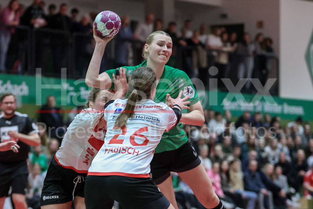 Handball, 2. Bundesliga Frauen, SV Werder Bremen - HSV Solingen-Gräfrath 76 | v.li.: Emma Ruwe (SV Werder Bremen, 27) am Ball, Spielszene, Aktion, Action
