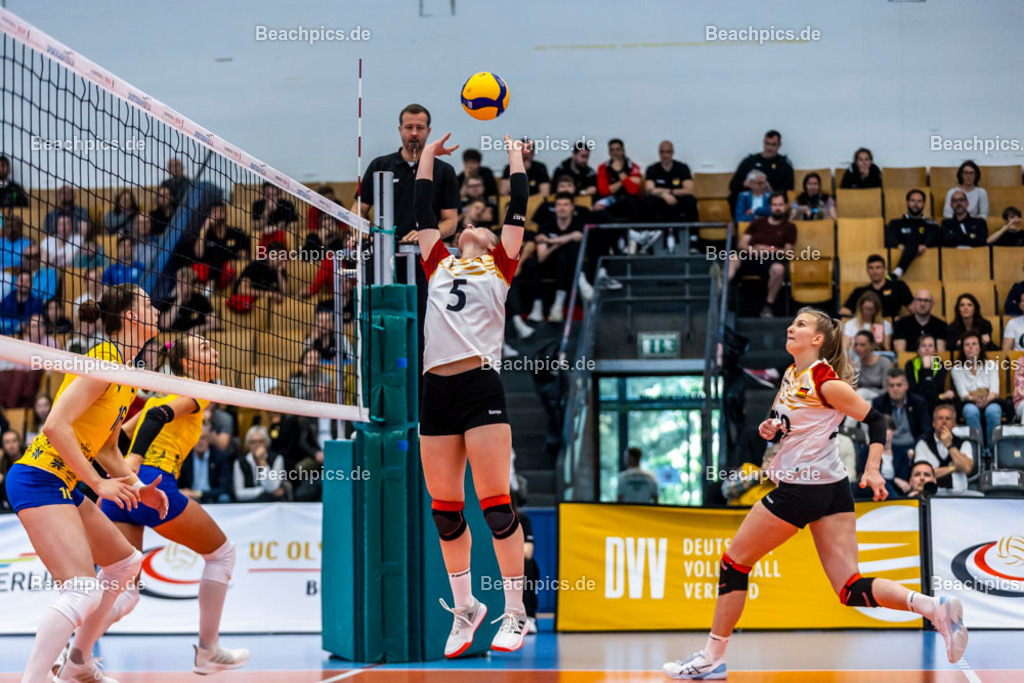 2023-00070969-Freundschaftsspiel-Deutschland-Ukraine | Zuspiel Corrina GLAAB GER 20.05.2023; Berlin Foto: Gerold Rebsch - www.beachpics.de
