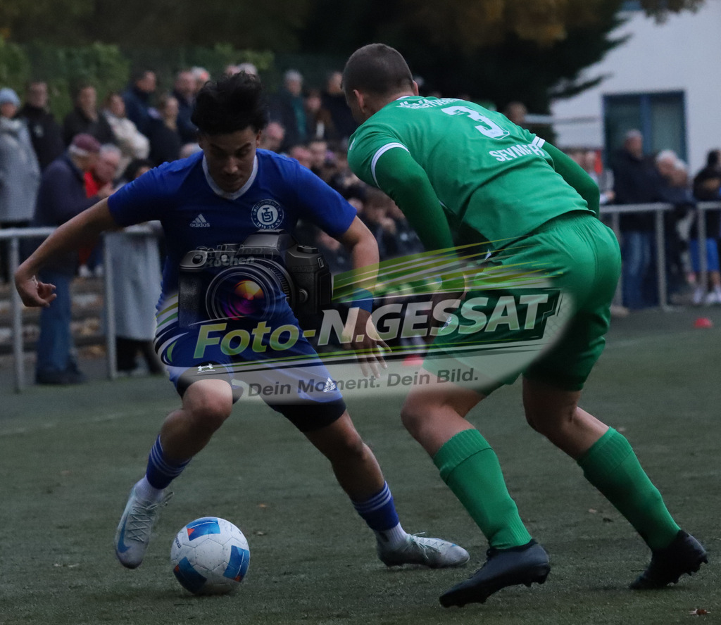 Bünder SV - TuS Bruchmühlen | Auf dem Bild zu sehen: grün Bünder SV: Florian Seymer ; blau TuS Bruchmühlen: Firat FidanBünder SV, TuS Bruchmühlen, Saison 25/26, Kreisliga A, Bünde, Deutschland - Realisiert mit Pictrs.com