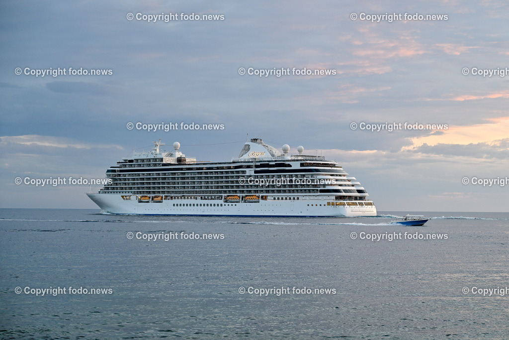 Kroatien_ Brac_ Insel in Dalmatien_ Milna_ 14.07.2025-5 | 14.07.2025, Kroatien, HRV, Brac, Insel in Dalmatien, Milna im Bild Themenbild, Kreuzfahrtschiff, Regent, Tourismus, Touristen, Meer, Adria, Stimmung, Feature, Symbolbild