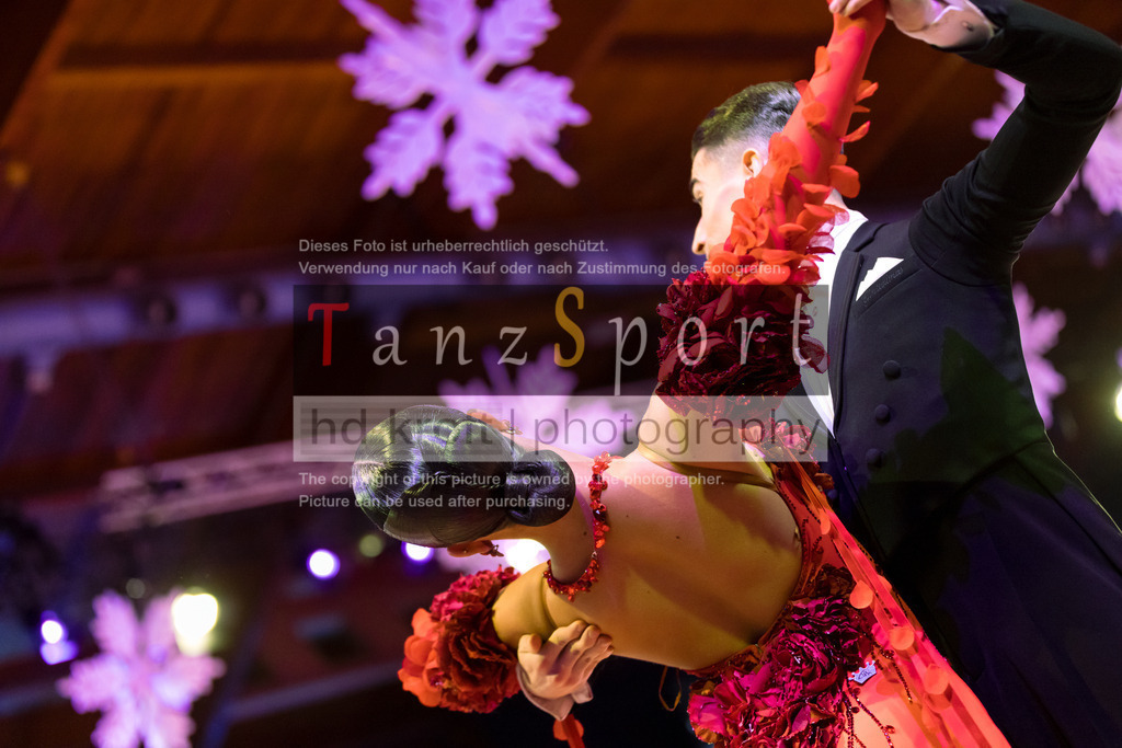 20241215_WDSF_Int_Open_Std-Riga-9294 | Tanzsportbilder, Standardtanz, Lateintanz, WDSF, DTV, LTVB, dancecomp, goc, hessen tanzt, blaues band der spree, walzer, tango, wiener walzer, slowfox, quickstepp, samba, rumba, cha-cha-cha, paso doble. jive, hd-kroft photography, turniertanzsport