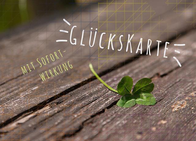 Edle Grußkarte Glücksbringer – Vierblättriges Kleeblatt Nahaufnahme – Ideal für Prüfungen & Neuanfänge | Ein kleiner Glücksbringer mit großer Wirkung.Manchmal braucht es nur ein kleines Zeichen, um zu wissen: Das wird gut! Meine Postkarte „Glückskarte mit Sofortwirkung“ kombiniert ein starkes Symbol mit einer Prise Humor und hochwertiger Ästhetik. Die detailreiche Nahaufnahme eines echten vierblättrigen Kleeblatts auf rustikalen Holzbohlen bringt das Glück direkt in die Hände deiner Liebsten.Warum diese Karte so besonders ist:Einzigartige Optik: Der Kontrast zwischen dem lebendigen Grün des Kleeblatts und der markanten Struktur des Holzes sorgt für einen modernen, natürlichen Look.Premium-Haptik: Mit 450 g/m² Starkarton ist diese Karte extrem stabil. Dank der Kaschierung auf Fotopapier leuchten die Farben besonders intensiv.Langlebiges Design: Die abgerundeten Ecken sehen nicht nur edel aus, sondern verhindern auch die typischen Abnutzungen (Eselsohren) beim Versenden.Sofortige Botschaft: Der Spruch „Glückskarte mit Sofortwirkung“ zaubert sofort ein Lächeln ins Gesicht und nimmt den Druck aus stressigen Situationen.Ideal geeignet für:Bevorstehende Prüfungen oder Vorstellungsgespräche.Einen Neuanfang (Umzug, Jobwechsel).Als kleiner Mutmacher in schwierigen Zeiten.Einfach so, um jemandem eine Portion Glück zu schicken. - Realisiert mit Pictrs.com