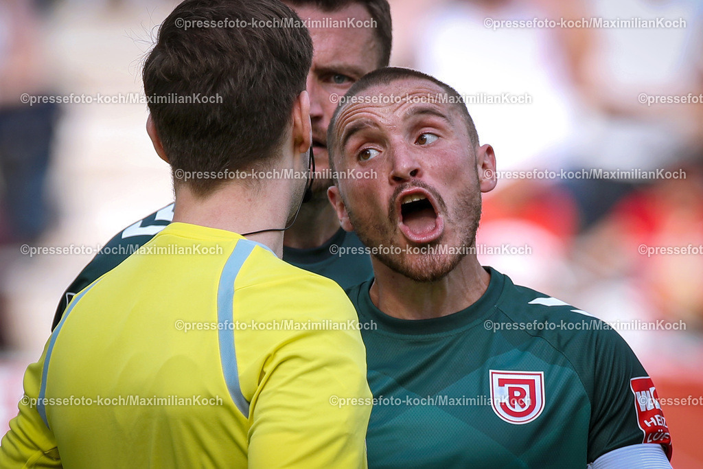 RWE3Liga16092301055 | 16.09.2023, Essen, Fußball, bwin 3. Liga Herren, Stadion an der Hafenstraße, 6. Spieltag Saison 2023 2024, Rot-Weiss Essen – SSV Jahn Regensburg: Andreas Geipl (Jahn Regensburg) diskutiert wild gestikulierend mit dem Schiedsrichter und bekommt eine gelbe Karte. DFB regulations prohibit any use of photographs as image sequences and or quasi-video.