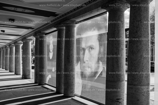 Schatten und Blicke am Museum | Straßenfoto | Wiesbaden