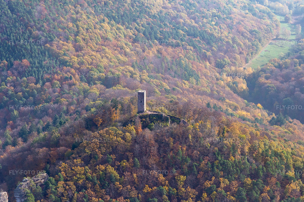 Luftbild: Herbstluftbild der Burg Scharfeneck über dem Pfälzerwald in Annweiler am Trifels im Bundesland Rheinland-Pfalz in Deutschland. Foto: IMG_123713.jpg vom 07.11.2020 durch Werner Riehm/FLY-FOTO.de