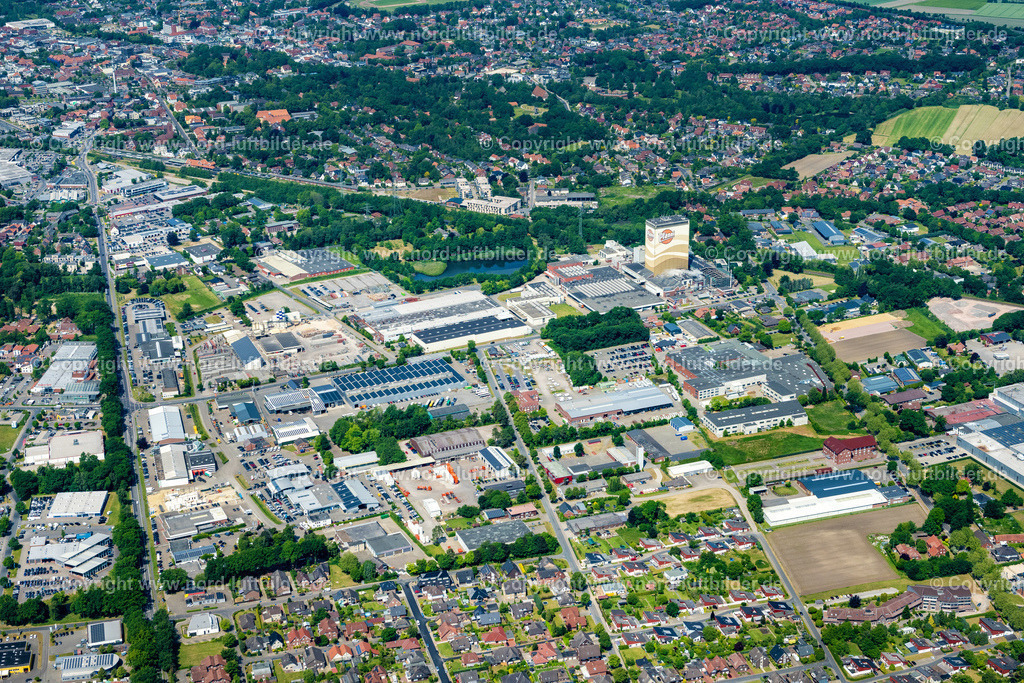 Cloppenburg_Pfanni_Gmbh_Co_Ohg_ELS_5011050623 | CLOPPENBURG 05.06.2023 Gebäude und Produktionshallen auf dem Lebensmittelhersteller- Werksgelände Pfanni der Emsland Food GmbH an der Straße Werner-Eckart-Ring in Cloppenburg im Bundesland Niedersachsen, Deutschland. Weiterführende Informationen bei: EMSLAND GROUP. // Buildings and production halls on the food manufacturer's premises Pfanni of Emsland Food GmbH on street Werner-Eckart-Ring in Cloppenburg in the state Lower Saxony, Germany. Further information at: EMSLAND GROUP. Foto: Martin Elsen