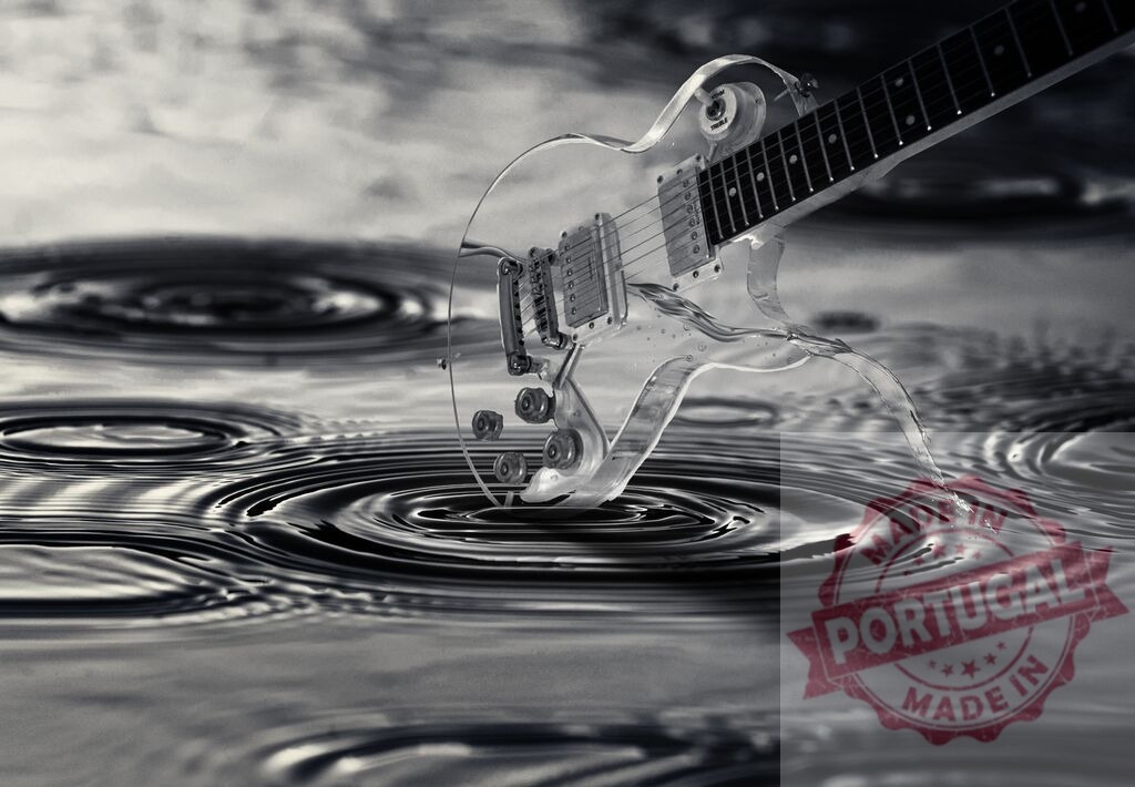 Transparent electric guitar melting in rippling water surface | Melting transparent electric guitar touching rippling water surface with concentric circles, black and white image - Realisiert mit Pictrs.com