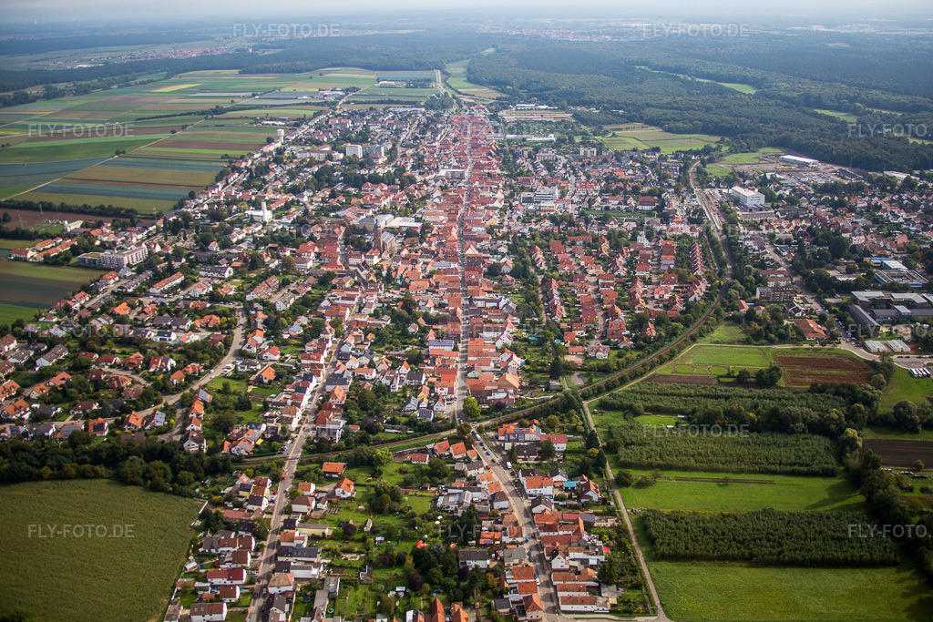 Luftbild: Ortsansicht der Straßen und Häuser der Wohngebiete in Kandel im Bundesland Rheinland-Pfalz in Deutschland. Foto: IMG_072813.jpg vom 19.09.2014 durch Werner Riehm/FLY-FOTO.de