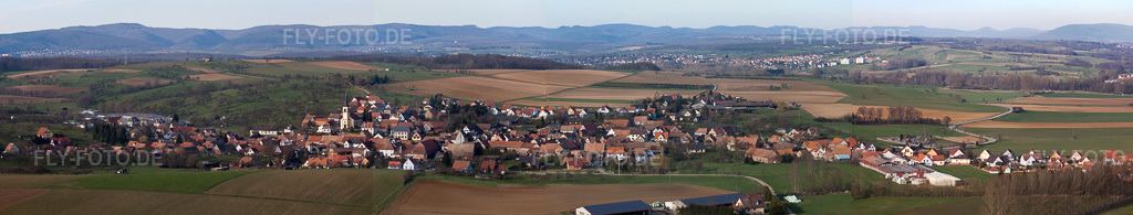 Luftbild: Panorama Perspektive landwirtschaftlichen Feldern und Nutzflächen in Mietesheim im Bundesland Bas-Rhin in Frankreich. Foto: IMG_38662-Bearbeitet.jpg vom 20.03.2011 durch Werner Riehm/FLY-FOTO.deAuflösung des Originals: 14079 x 2675 px