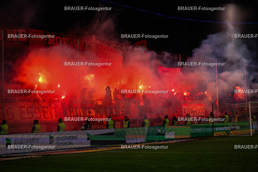 MSV Duisburg - Rot-Weiss Essen  | Duisburg, Deutschland, 26.10.2025 Fans von Rot-Weiss Essen zünden Pyro im Fanblock  während des 3.Liga Spiels zwischen MSV Duisburg und Rot-Weiss Essen in der Schauinsland-Reisen-Arena am 26.10.2025 in Duisburg (Foto von Timo Bluhmki-Schmidt/ Brauer Fotoagentur
