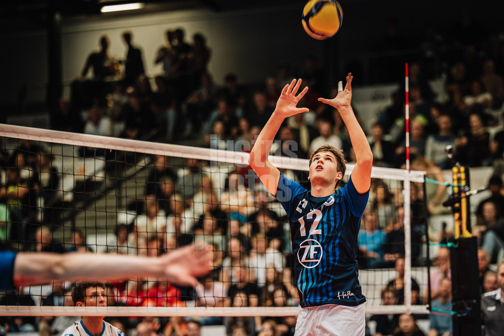 Volleyball | Herren | Saison 2025/2026 | Volleyball Ligacup | VfB Friedrichshafen vs. WWK Volleys Herrsching | 12.10.2024 | Zuspiel von Daniel Habermaas (#12, VfB Friedrichshafen)