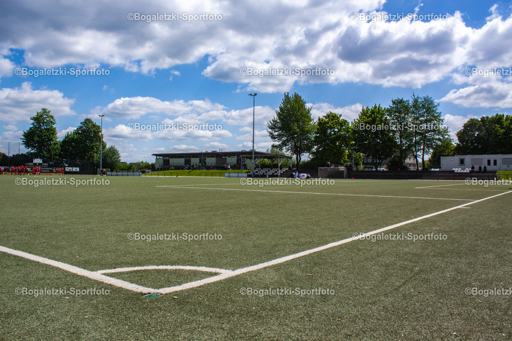 Steeler Sportpark Langmannskamp im Jahr 2019 | Steeler Sportpark Langmannskamp: Blick auf Tribüne mit Überdachung - Realisiert mit Pictrs.com