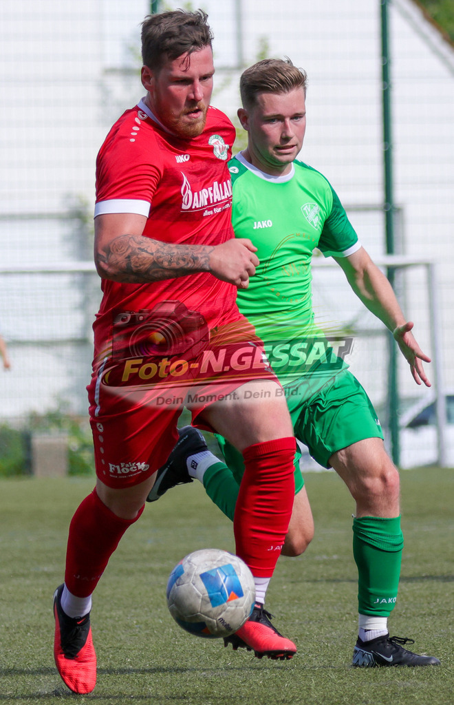 Bünder SV - TV Elverdissen | Auf dem Bild zu sehen: rot Bünder SV: Fabian Schnelle ; grün TV Elverdissen: Henrik Heidsiek Bünder SV, TV Elverdissen, Saison 26/27, Kreisliga A, Bünde, Deutschland - Realisiert mit Pictrs.com