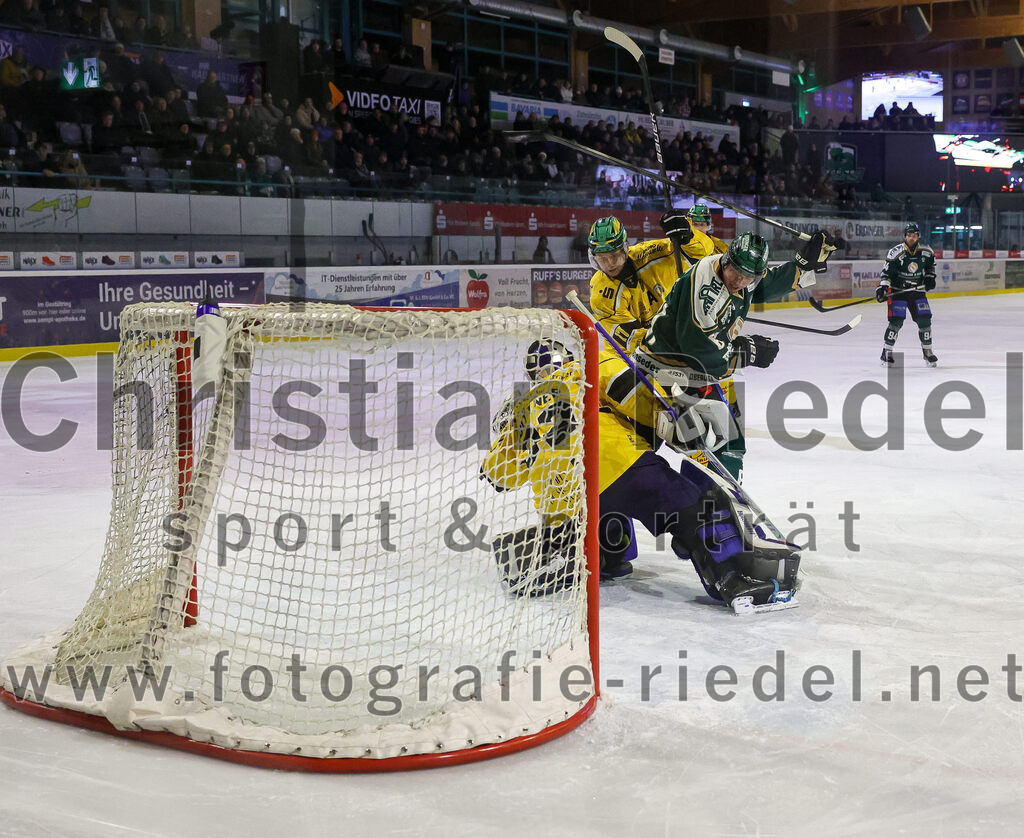 2025-12-19_058_TSV_Erding_gegen_Toelzer_Loewen | Erding, Deutschland, 19.12.2025:Eishockey, Oberliga Süd 2025 / 2026, 27. Spieltag, TSV Erding gegen Tölzer Löwen, Endergebnis: 2:5Torwart Matthias Bittner (Tölzer Löwen, #32), Dennis Miller (Erding Gladiators, #61)Foto: Christian Riedel / fotografie-riedel.net
