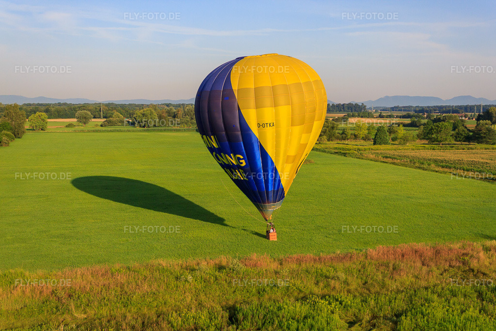 Luftbild: Landung eines Heissluftballons D-OTKA in Erlenbach bei Kandel im Bundesland Rheinland-Pfalz in Deutschland. – Foto: IMG_70242.jpg vom 19.07.2014 durch Werner Riehm/FLY-FOTO.de – Auflösung des Originals: 4752 x 3168 px