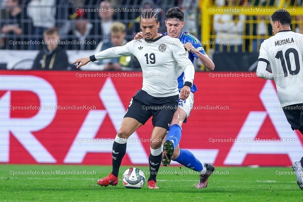 DFB23032501046 | 23.03.2025, Fußball, Viertelfinale UEFA Nations League, Deutschland - Italien, Signal Iduna Park, Saison 2024 2025: Leroy Sane (GER #19) im Zweikampf gegen Alessandro Bastoni (ITA #21) DFB regulations prohibit any use of photographs as image sequences and or quasi-video.
