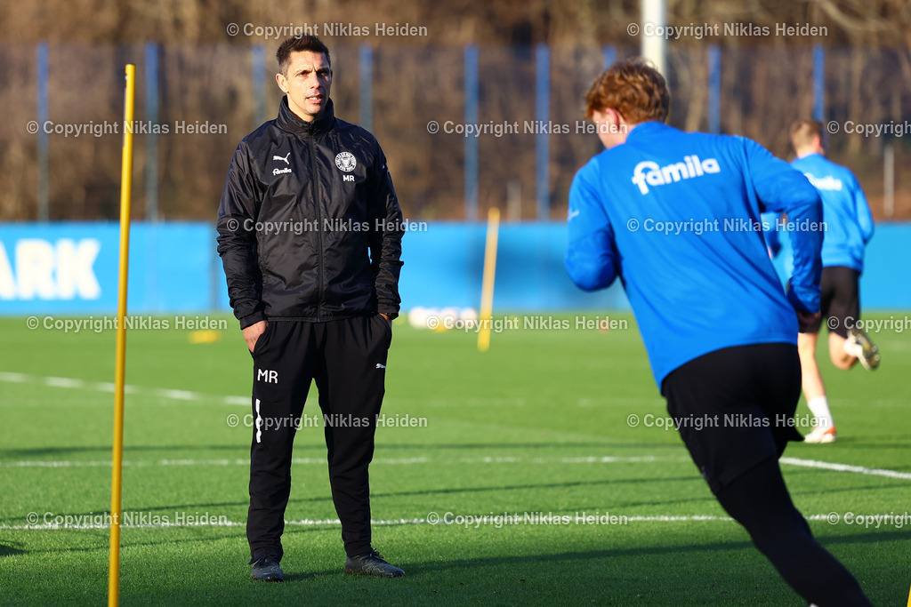 NH_HolsteinKiel_Training_16122025 | Marcel Rapp (Trainer, Holstein Kiel)Fußball I Herren I Training I Saison 2025-2026 I Holstein Kiel I 16.12.2025 I Citti-Fußballpark