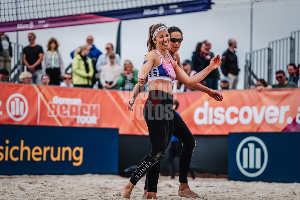 Beachvolleyball | Frauen | German Beach Tour 2024 | Tourstop Düsseldorf | 19.05.2024 | Isabel Schneider (links) streckt die Zunge raus, hinter ihr Kira Walkenhorst (rechts)