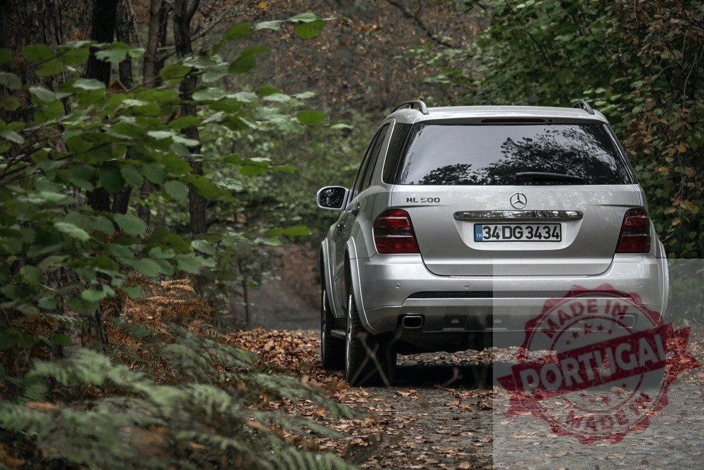 Mercedes-Benz ML 500 driving on forest road in autumn | Silver Mercedes-Benz ML 500 SUV traveling on a dirt path through autumn woods - Realisiert mit Pictrs.com