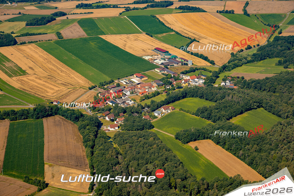 Das Luftbild zeigt : Untergreuth Frensdorf - Die Luftaufnahme wurde 2024 vom UL-Flugzeug aus erstellt ( keine Drohne ) - Hochauflösende Luftaufnahme - Für grossformatige Ausdrucke geeignet. Die Geschenkidee !Mit Lizenz und Bildrechte bestellbar
