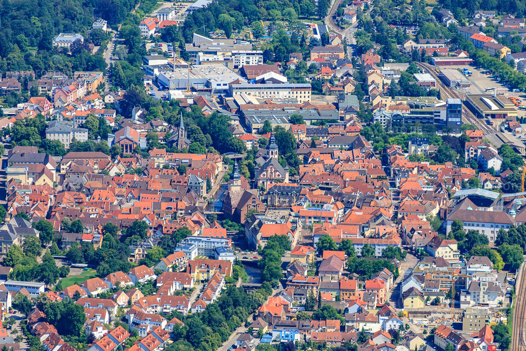 Luftbild: historische Altstadt aus Westen mit St. Martinskirche in Ettlingen im Bundesland Baden-Württemberg in Deutschland. Foto: IMG_42027.jpg vom 27.06.2011 durch Werner Riehm/FLY-FOTO.deAuflösung des Originals: 4355 x 2903 px