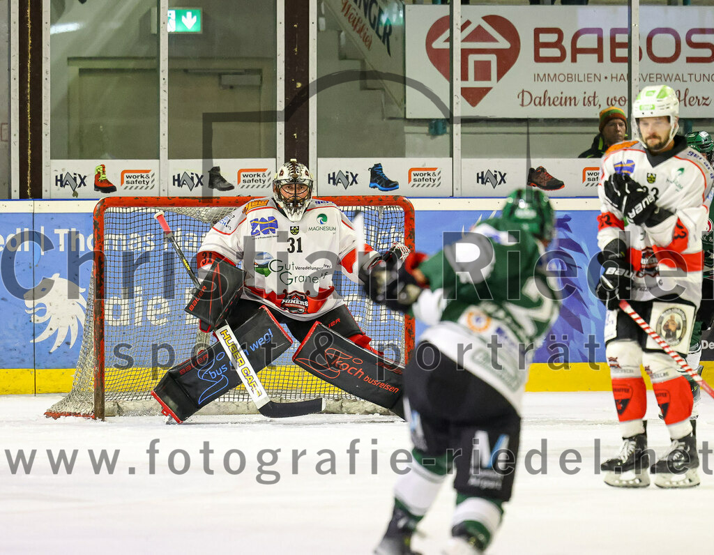 2023-10-29_041_TSV_Erding_gegen_TSV_Peissenberg | Erding, Deutschland, 29.10.2023:
Eishockey, Bayernliga Vorrunde 2023 / 2024, 5. Spieltag, TSV Erding gegen TSV Peißenberg, Endergebnis: 

Torwart Korbinian Sertl (TSV Peissenberg, #31), Mark Waldhausen (Erding Gladiators, #27)

Foto: Christian Riedel / fotografie-riedel.net