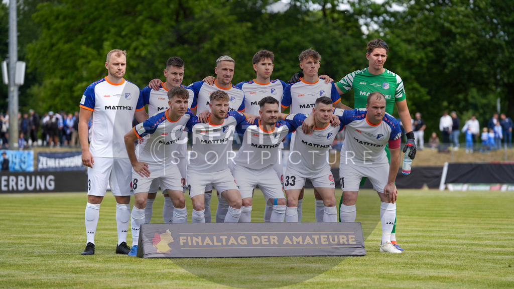 Fußball, Herren, Saison 2024/2025, Finaltag der Amateure 2025, Landespokal Brandenburg, Finale, VfB 1921 Krieschow vs. RSV Eintracht 1949, Samstag 24.05.2025, Volksparkstadion Neuruppin, | Fußball, Herren, Saison 2024/2025, Finaltag der Amateure 2025, Landespokal Brandenburg, Finale, VfB 1921 Krieschow vs. RSV Eintracht 1949, Samstag 24.05.2025, Volksparkstadion Neuruppin, Im Bild: Mannschaftsfoto des VfB Krieschow vor dem Spiel. - Realisiert mit Pictrs.com