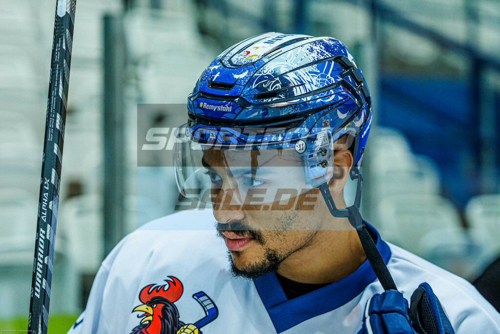 Iserlohn Roosters Teamshooting | Colin Ugbekile zeigt den neuen Helm - Realisiert mit Pictrs.com
