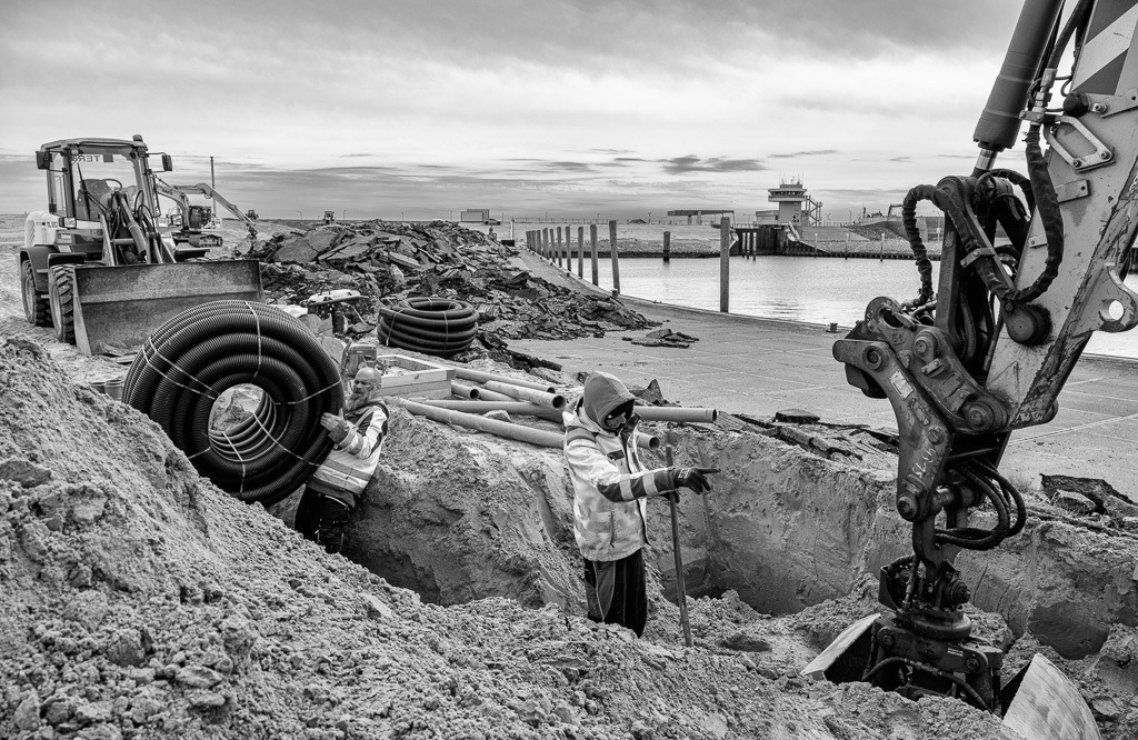 Deichverstärkung am Eiderdamm Nord © Holger Rüdel | Der Online-Shop von Holger Rüdel. Ausgewählte Fotografien als FineArt-Prints bestellen: Bildreportagen, Landschaften, Wildlife, History, Infrarot-Motive in Schwarzweiß und Verschiedenes.  - Realisiert mit Pictrs.com
