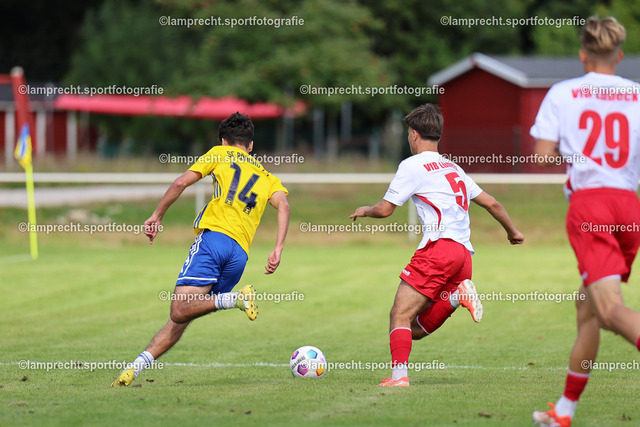 Fußball I Herren I Senioren Landesliga Holstein I 5. Spieltag I SC Rönnau - VfB Lübeck U21 I 23.08.2025.0052 | v.l. Yunes Al Eswud (14, SC Rönnau), Felix Vihrog (5, VfB Lübeck U21) - Realisiert mit Pictrs.com